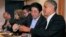 日本首相安倍晋三和美国总统奥巴马在东京一起共进晚餐（资料照片）。
