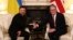 英国首相斯塔默在唐宁街10号会晤乌克兰总统泽连斯基。(2025年3月1日)