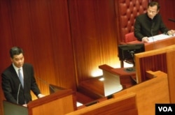 梁振英(左)12月中出席立法會答問大會，多位議員質疑他的違建是誠信問題