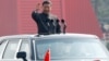 中国国家主席习近平在北京天安门广场举行的阅兵式上乘车检阅。（2019年10月1日）