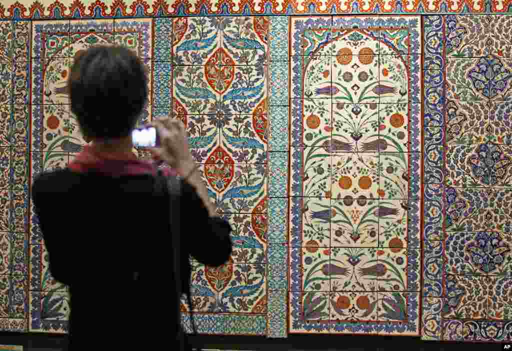 卢浮宫展示的彩色瓷砖墙