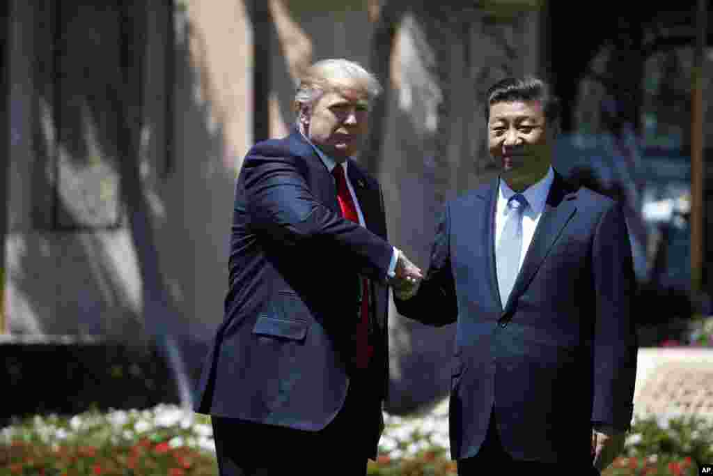 美國總統川普與中國國家主席習近平在佛羅里達的海湖莊園握手(2017年4月7日)