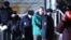 Алексея Навального сопровождают сотрудники полиции после судебного заседания в подмосковных Химках, Россия, 18 января 2021