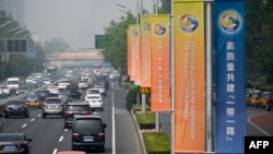 北京街頭插上旗子歡迎前往北京參加一帶一路論壇的各國代表。（2019年4月22日） 