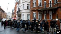 大批媒体2016年2月5日等候在厄瓜多尔驻伦敦大使馆附近。维基解密创办人阿桑奇本人在此避难已近四年。