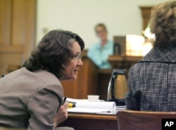 约翰逊郡检察官珍妮特·莱尼斯在法庭上。（资料照）