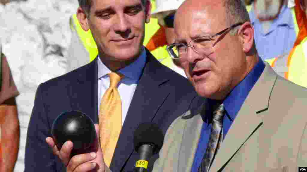 水电局官员亚当斯展示遮阳球（美国之音国符拍摄）