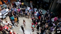 示威者在圣路易斯郊区一个购物中心举行示威集会，抗议一名被控打死黑人男子的的白人警察被判无罪。（2017年9月16日）