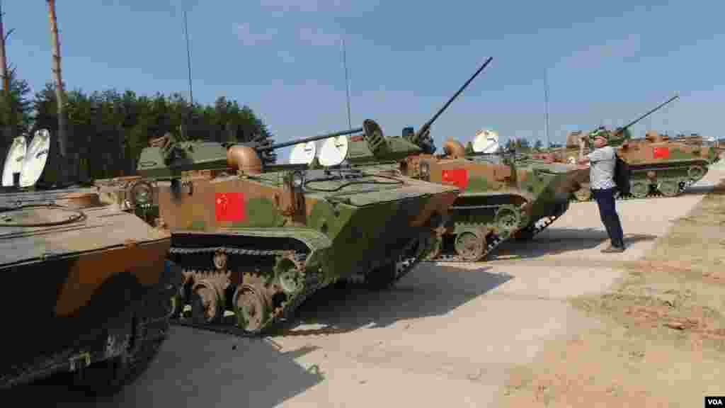 中国空降兵在离莫斯科200公里远的杜波洛维奇演习场。