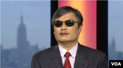 陈光诚在纽约接受美国之音采访(2015年3月10日，美国之音拍摄)