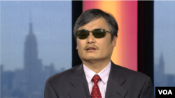 陳光誠在紐約接受美國之音採訪 (美國之音拍攝)