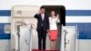 中国国家主席习近平和夫人彭丽媛抵达美国首都华盛顿附近的安德鲁斯空军基地。 （2015年9月24日）