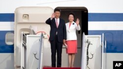 中国国家主席习近平和夫人彭丽媛抵达美国首都华盛顿附近的安德鲁斯空军基地。 （2015年9月24日）