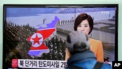 3月2日一名南韓路人首爾觀看電視播出有關北韓向東中國海發射兩枚短程導彈的新聞。