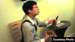 法庭展示的物证之一：李姓被告人在向装扮成商人的美国联邦执法人员购买犀牛角的 录像截屏。（照片来源：United States District Court District of New Jersey）