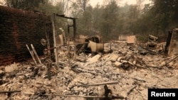 加利福尼亞州雷丁市的一處住宅被野火燒成廢墟