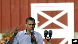 图为奥巴马总统8月15日在爱奥华州一处市民大会上