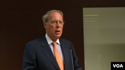 美国在台协会理事主席薄瑞光在民进党酒会演讲（2016年9月29日，美国之音钟辰芳拍摄）