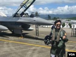 台湾空军上尉飞行官蒋惠宇是军中首位驾驶美国制造的F-16型战机的女飞行员。她希望能够前往美国接受进一步训练。（美国之音萧洵拍摄）