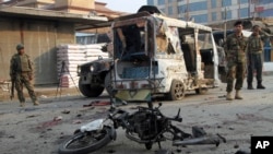 阿富汗保安部队士兵在贾拉拉巴德的自杀炸弹袭击现场。（2017年12月3日）