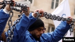 在北京冬奧會召開前，人權組織國際特赦的活動人士在巴黎參加抗議中國踐踏人權的示威活動。（2022年1月26日）