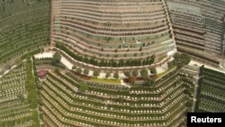 ແຟ້ມຮູບ-ຮູບຖ່າຍທາງອາກາດກ່ຽວກັບສຸສານຫຼວງໃນເມືອງ ຮັງຊູ, ແຂວງເຊີຈຽງ, ປະເທດຈີນ, ວັນທີ 26 ມີນາ 2015. ຈີນຄົ້ນພົບການສໍ້ລາດບັງຫຼວງໃນອຸດສາຫະກໍາງານສົບຂອງປະເທດຕົນ, ສື່ມວນຊົນລັດຖະບານກ່າວໃນວັນທີ 14 ສິງຫາ 2024.