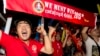 缅甸全国民主联盟的支持者在民盟总部外欢呼胜利(2015年11月9日)