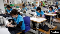 Công nhân làm việc tại nhà máy may xuất khẩu tại Hà Nội. Theo WB, Việt Nam là nền kinh tế đạt tăng trưởng cao vào năm ngoái nhờ xuất khẩu phục hồi mạnh.