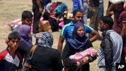 伊斯兰国激进份子占领伊拉克城市拉马迪后该城居民逃离家园（2015年5月16日）