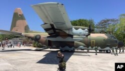 台灣海岸警衛隊在南沙群島的太平島上的一架C-130軍用運輸機（2016年3月23日）。美國對台灣最新的一批軍售只是台灣空軍所需的F-16、C-130等飛機的零件設備。