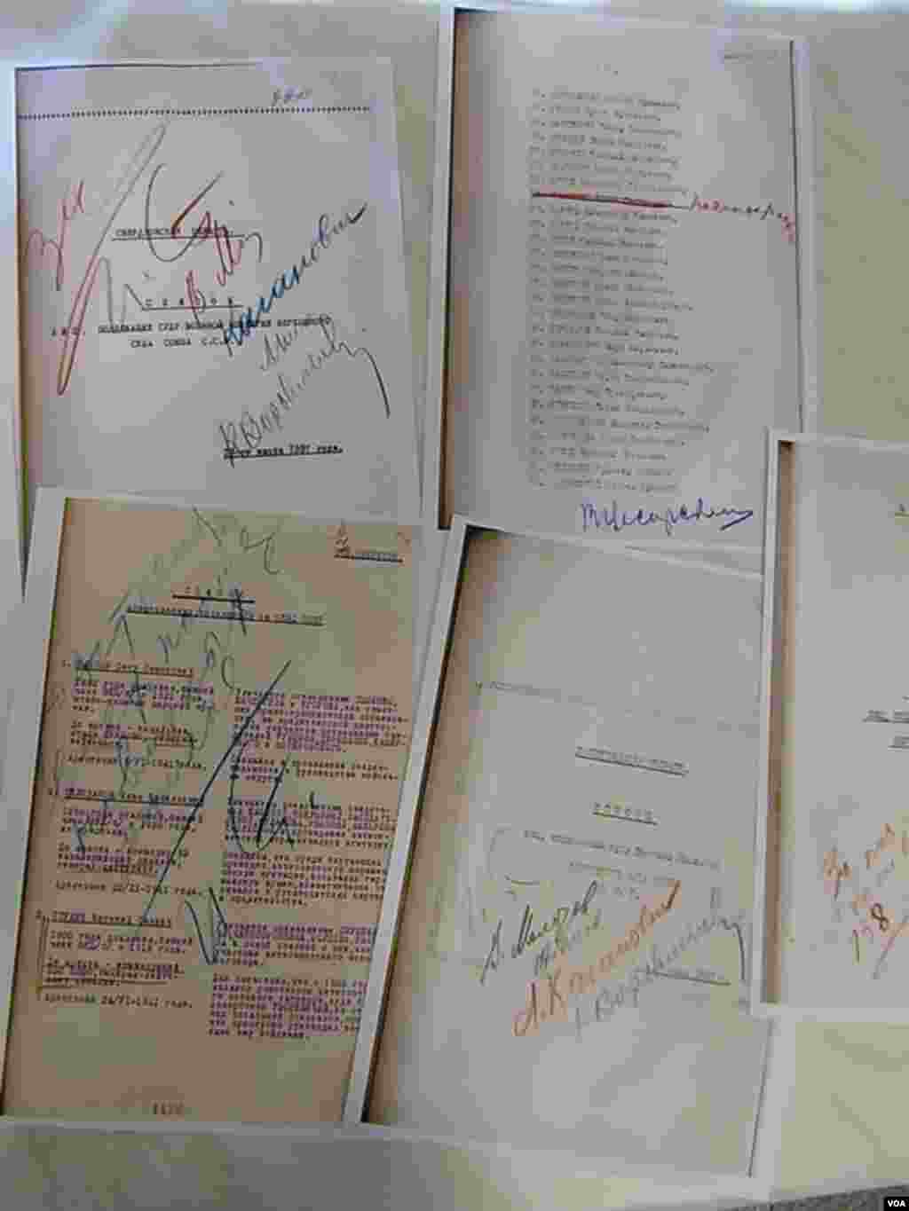 遭处决人名单由斯大林，莫洛托夫，卡冈诺维奇等苏共领导人签字。（美国之音白桦拍摄）