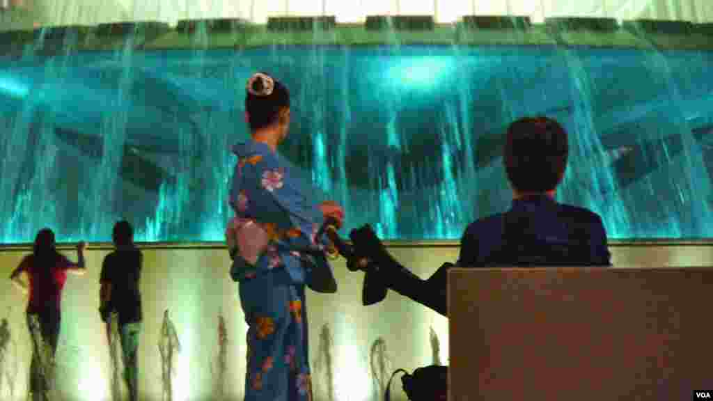 喷水池流光溅彩