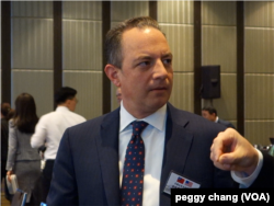 白宮前幕僚長蒲博思出席“第七屆台美日三邊安全對話研討會”（美國之音張佩芝拍 攝）