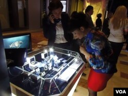 在莫斯科的一个商务活动上一家俄罗斯公司展出向中国市场出售的钻石，价格从1万美元到20万美元。（美国之音白桦拍摄）