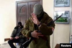 占领顿涅茨克市长办公室的亲俄武装分子。（2014年4月16日）