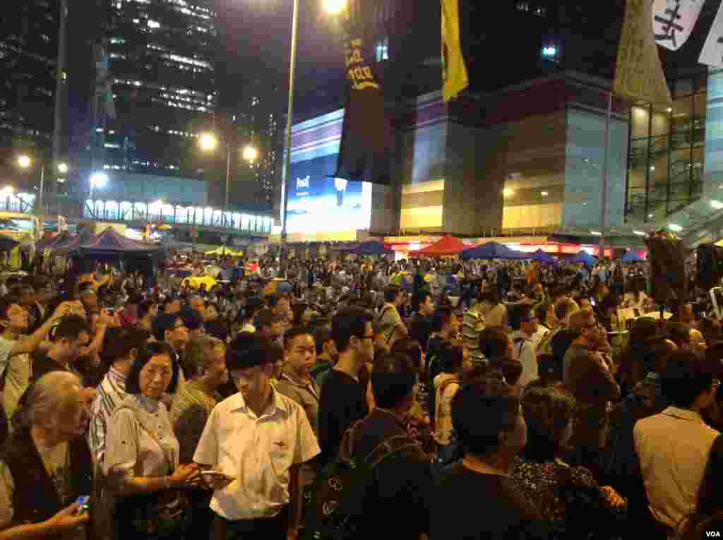 数千市民星期四晚在金钟占领区集会 (美国之音图片/海彦拍摄 )