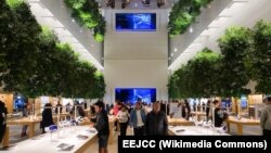 资料照片:加利福尼州洛杉矶的一家苹果商店。