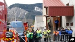 救援人员和法国军人星期二在德国之翼A320客机失事现场