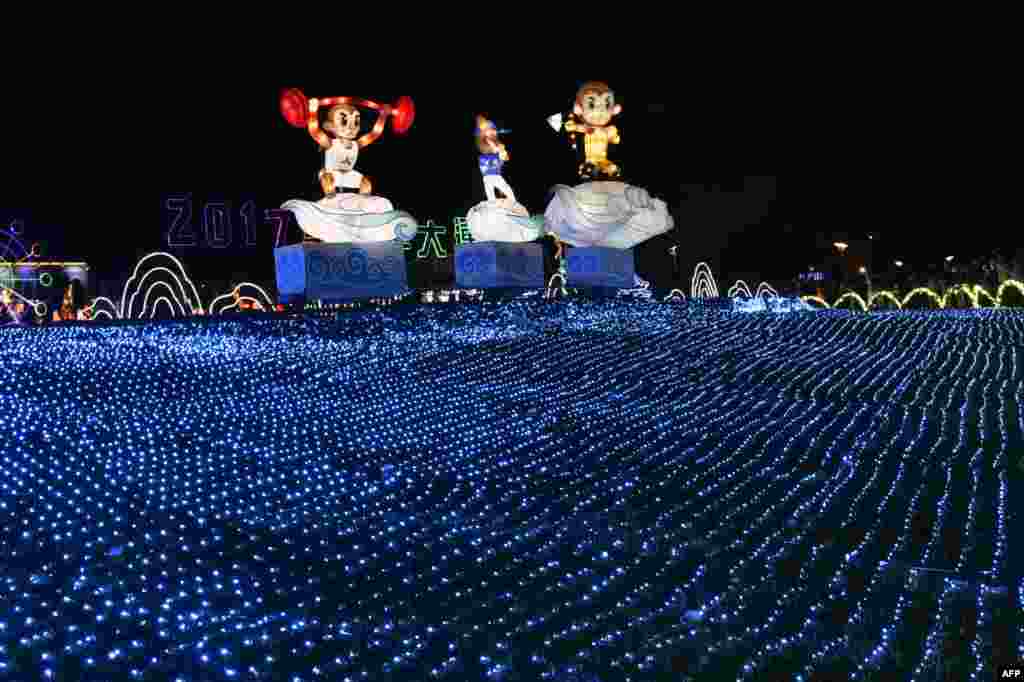 元宵节前夕，台北公园里的猴形彩灯（2016年2月22日）