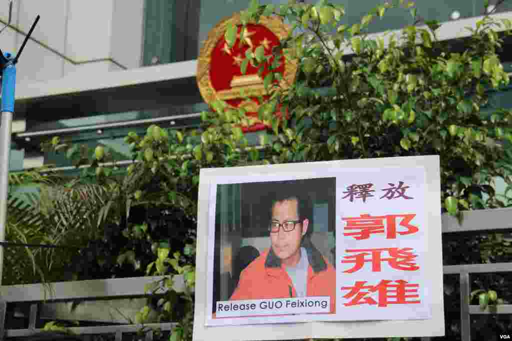 Nacho Monreal jumps for the ball with Tottenham Hotspur&#39;s Aaron Lennon during a match between Arsenal and Tottenham Hotspur.