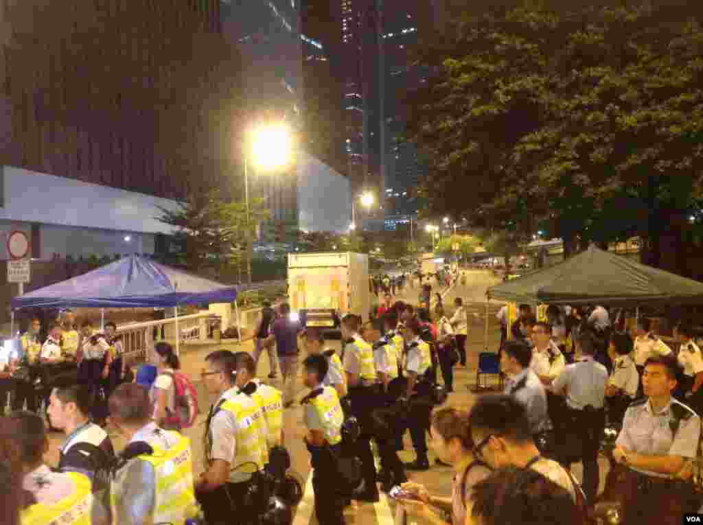 在各界呼籲撤離聲中示威者繼續堅守特首辦（美國之音海彥拍攝）