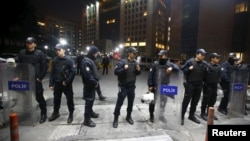 Turkish riot police stand guard in front of the Justice Palace in Istanbul, March 31, 2015.
