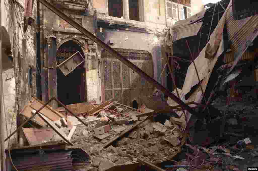 效忠叙利亚总统阿萨德的部队2013年2月25日从自由叙利亚军夺回阿勒颇的阿勒苏韦加地区以后，该地区断垣残壁的景象。