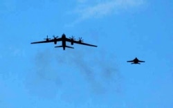 俄羅斯一架圖-95遠程轟炸機2008年2月9日在日本以南美軍航母附近被攔截（美國海軍照片）