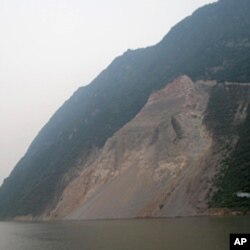 長江岸邊的滑坡。
