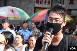 發起遊行的本土同盟成員梁志恒呼籲當局關注水貨客猖獗，對上水居民造成的影響。(美國之音湯惠芸)