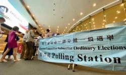 香港选委会选举界别分组选举9月19日早上九时开始投票，湾仔会展投票站外有选民排队轮候成为首批投票的选民 (美国之音/汤惠芸)