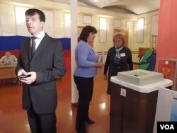 谢尔布霍夫市选举委员会负责人布赫坚科夫（左） (美国之音白桦)