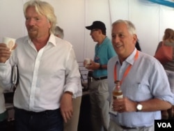阿斯彭学会会长艾萨克森(右)和英国巨富，＂维京集团＂主席布兰森(Richard Branson)在阿斯彭思想节（美国之音宁馨拍摄）