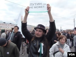 5月6日莫斯科要求释放政治犯的集会中，一名示威者手举标语：普京不能当总统。(美国之音白桦拍摄)